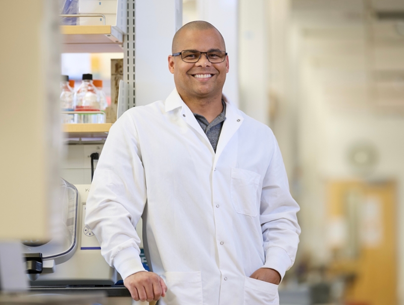 Kleiton Silva in a research lab at the Cooper Medical School of Rowan University.